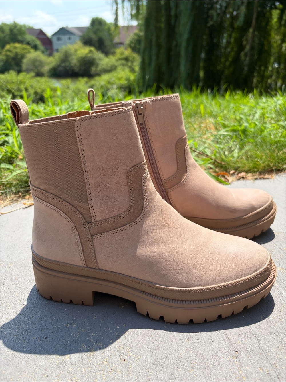 Lucky Brand EUC Women's Eabile Tan Chelsea Lug Sole Ankle Boots 7 1/2